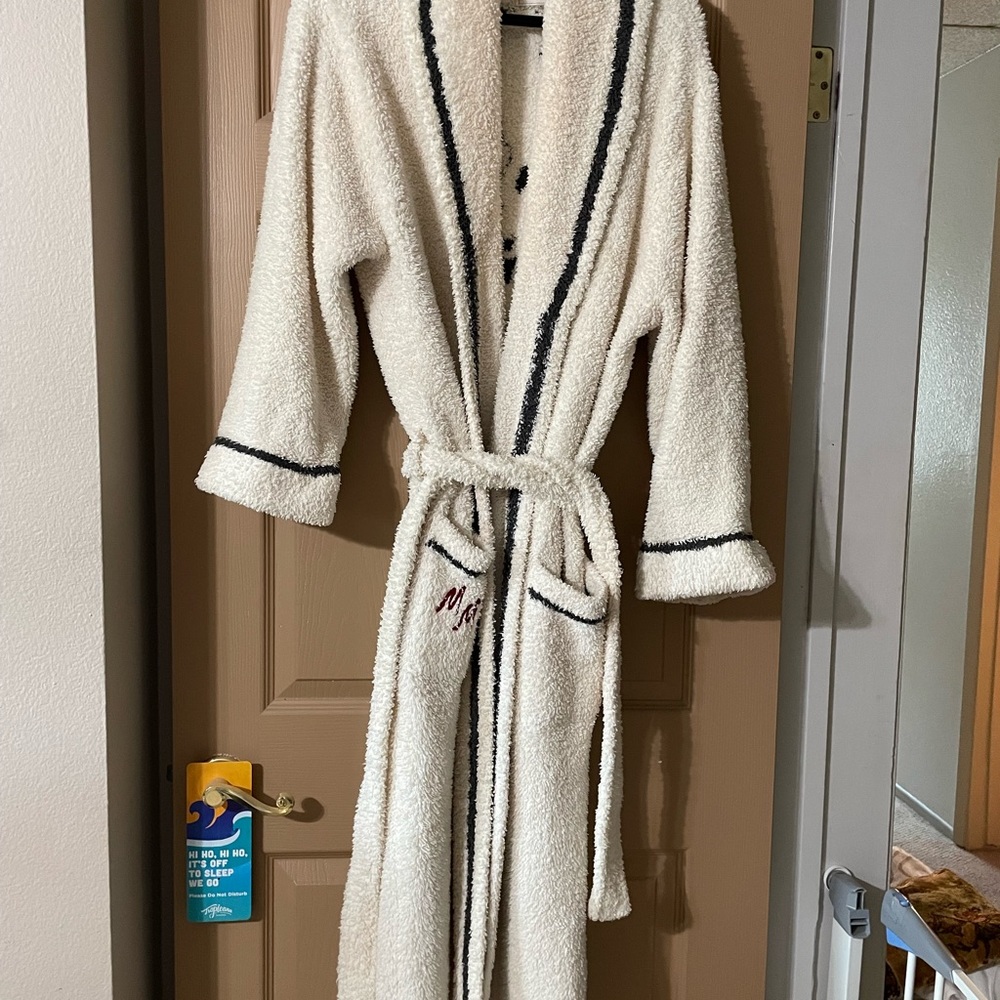 Barefoot Dreams Minnie Mouse Robe